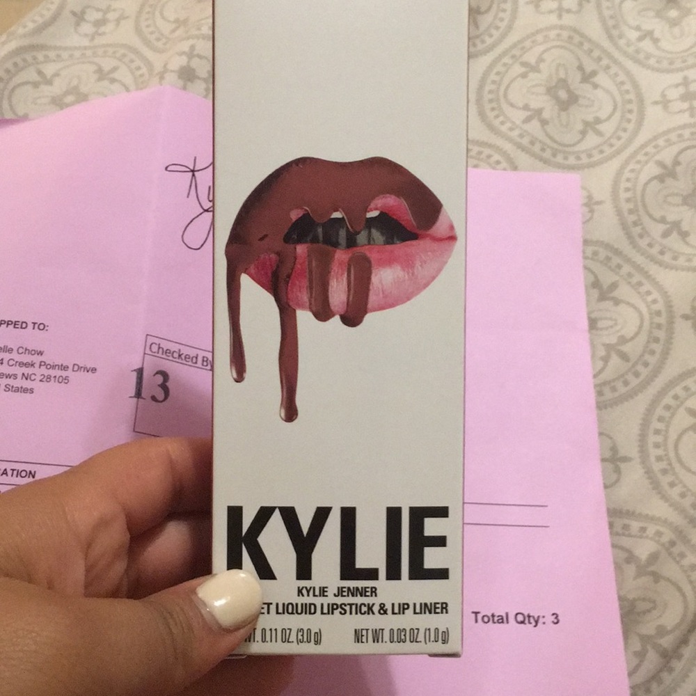 kylie jenner poison berry velvet lip kit